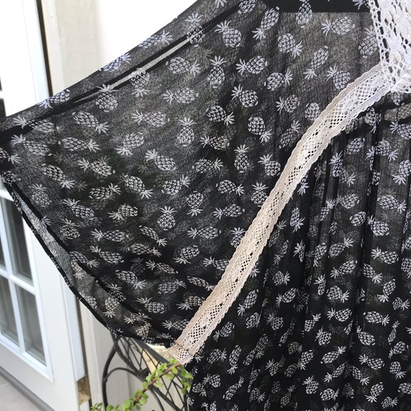 Tura by Vince Camuto, blouse, Size L, Sheer mat’l. - Picture 3 of 5